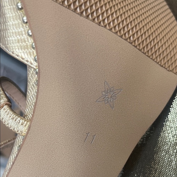 ✨💛 BCBGeneration Gold Metallic Cross-Strap Pointed-Toe Heels 💛✨ - Picture 10 of 11